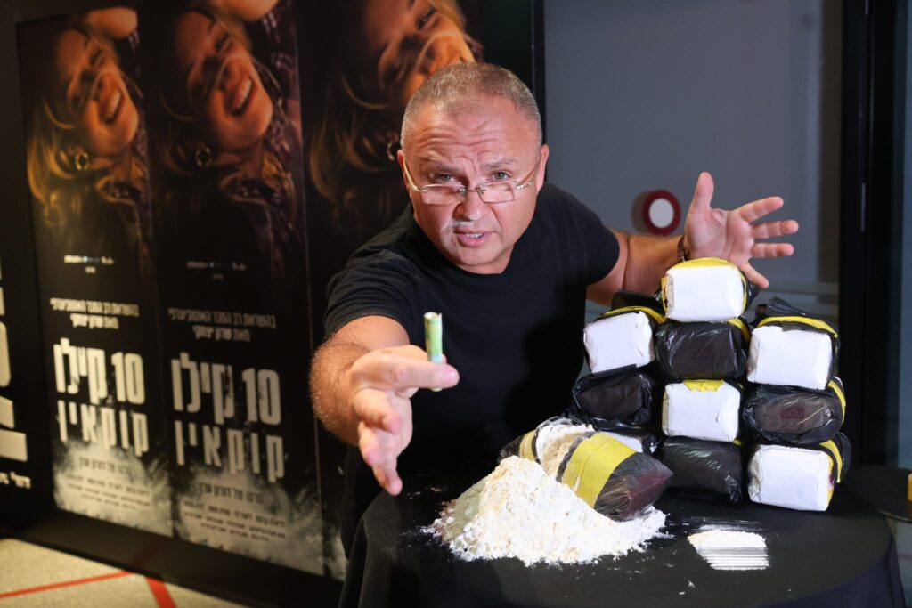 סמיון גרפמן והמיצג | צילום רפי דלויה
