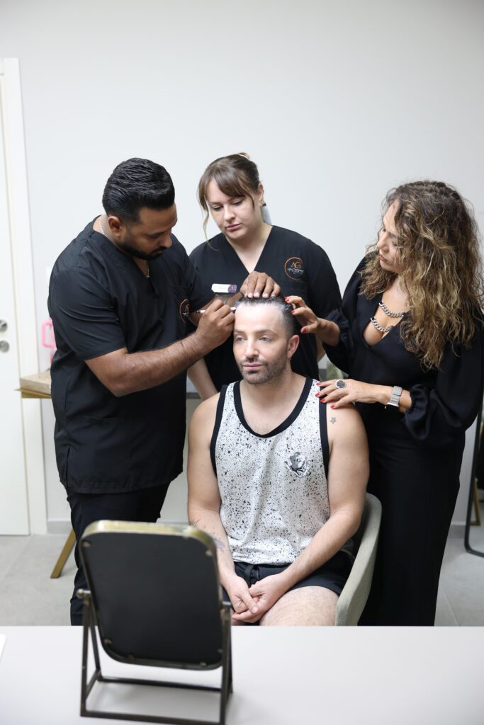 לאון שניידרובסקי בהכנות לניתוח ביחד עם הצוות | צילום: אור גפן