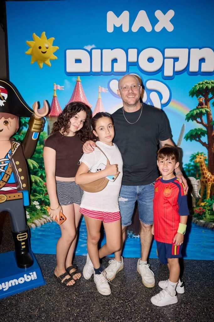 אבי נוסבאום והילדים | צילום: שוקה כהן