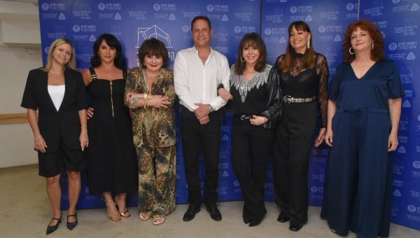 ירדנה ארזי והאורחים במופע | צילום אבי קקון
